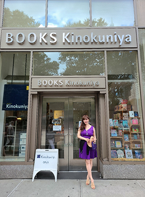 KINOKUNIYA BOOKSTORE NY 本店前にて