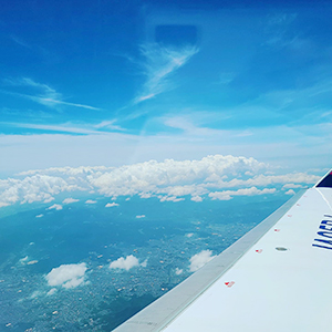 飛行機の窓から